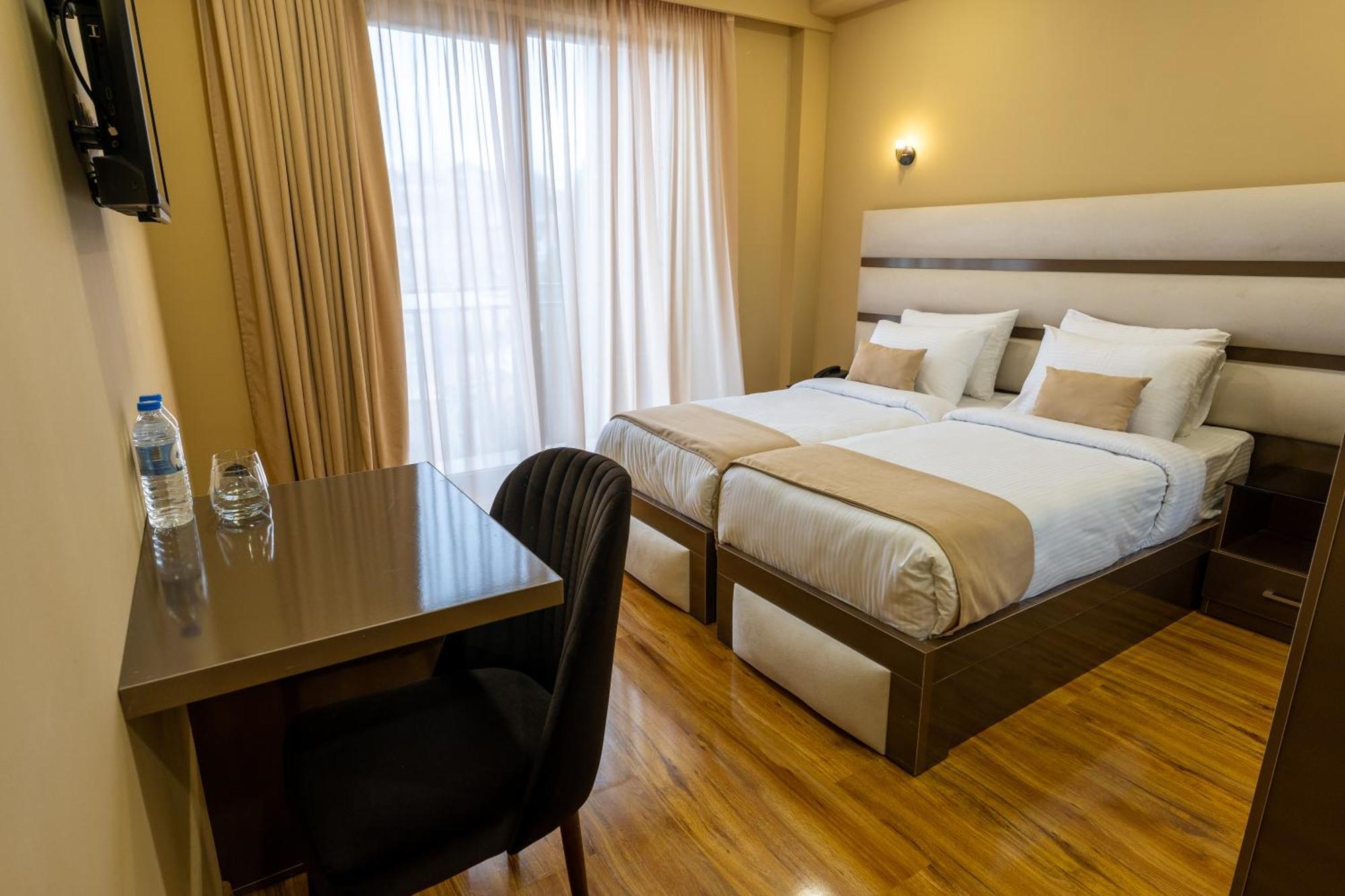 Hotel Residence Plaza Тбилиси Стая снимка